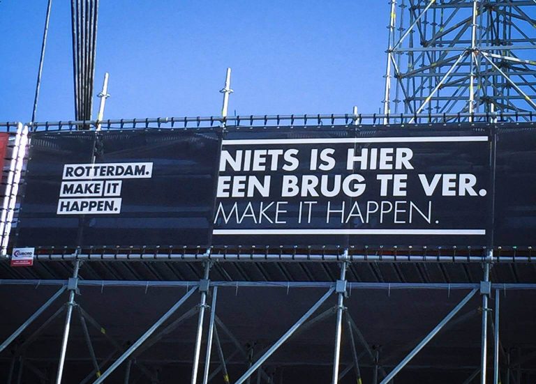 spandoek verbouwing in Rotterdam met de tekst 'niets is hier een brug te ver. Make it Happen'
